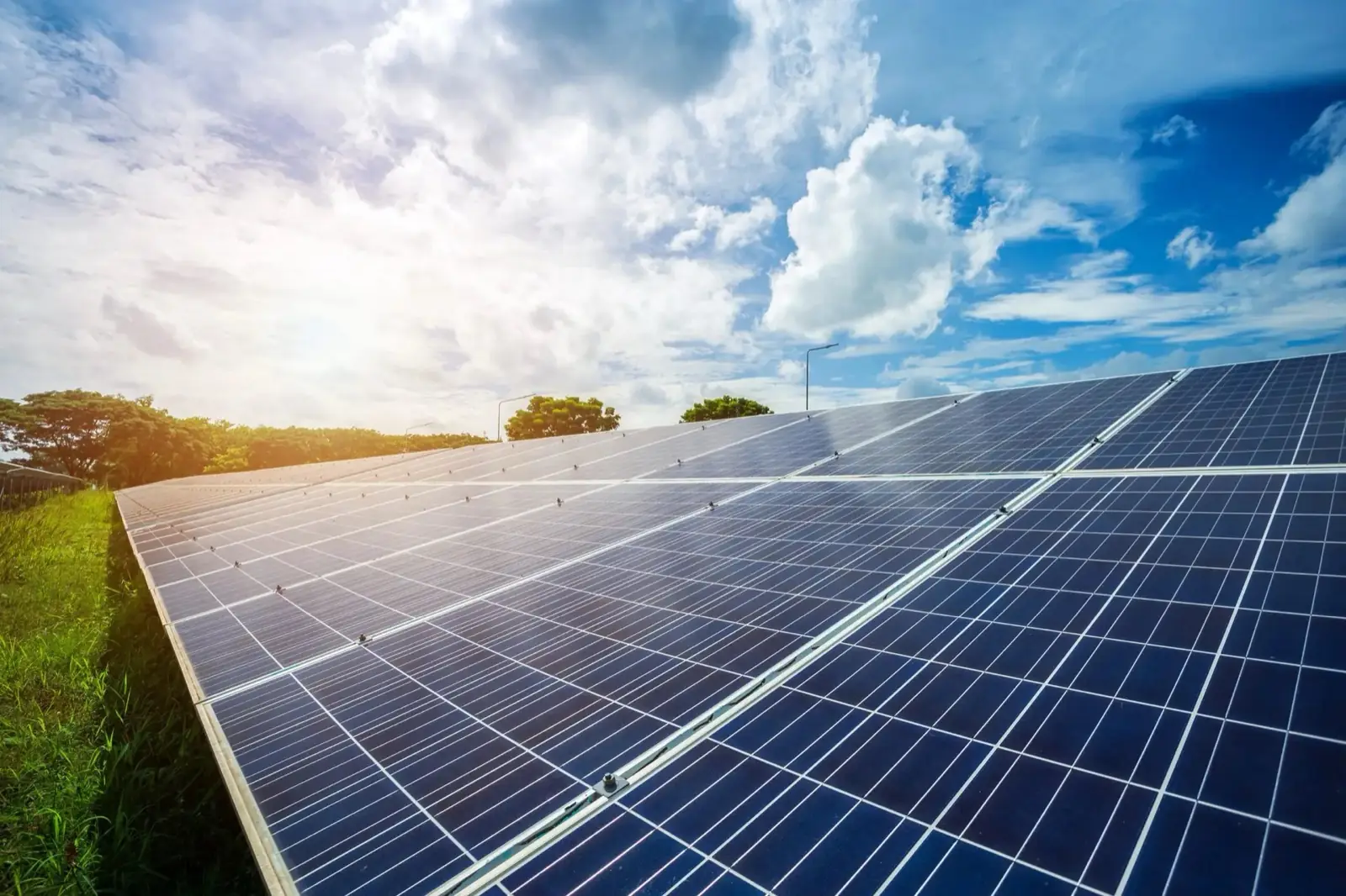 Pannelli fotovoltaici sotto il cielo azzurro